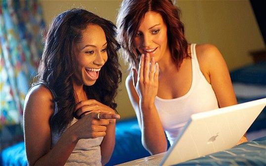 BR740K Girls using laptop in bedroom